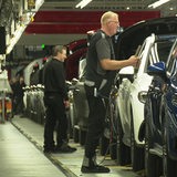 Menschen arbeiten im Bremer Mercedes-Werk am Band.