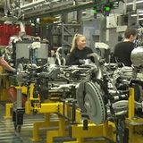 Menschen arbeiten im Bremer Mercedes-Werk.