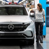 Mitarbeiterin von Mercedes-Benz kontrolliert einen Wagen vor der Ausfahrt aus dem Mercedes-Werk in Bremen