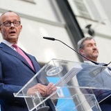 Merz und Söder stehen vor einem Rednerpult bei einer Pressekonferenz.