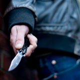 Ein Mann hält ein Messer in der Hand