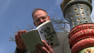 Der Pfleger und Buchautor Andre Müller-Jekosch mit seinem Buch "Stich ins Leben".