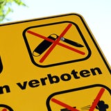 Auf einem Schild ist das Symbol für ein Messerverbot zu sehen