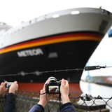 Ein Forschungsschiff wird von Schaulustigen fotografiert