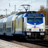 Ein Metronom mit dem Fahrtziel Bremen Hauptbahnhof hält an einem Bahnsteig am Bahnhof.