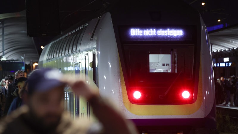 "Bitte nicht einsteigen" steht an einem Zug der Eisenbahngesellschaft Metronom im Hauptbahnhof. 