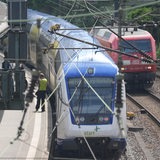 Ein Regionalzug steht auf einem Gleis im Bahnhof Harburg im Stadtteil Harburg.