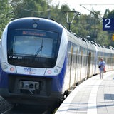 Eine Nordwestbahn hält auf den Weg nach Bremen in Ritterhude (Archivbild)