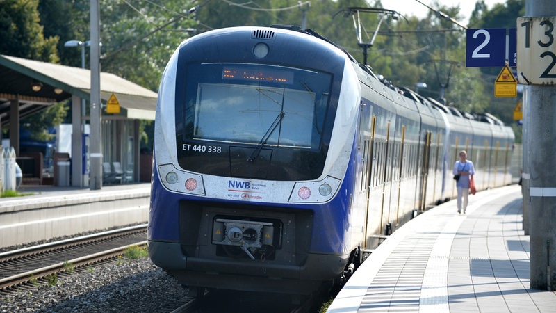 Eine Nordwestbahn hält auf den Weg nach Bremen in Ritterhude (Archivbild)