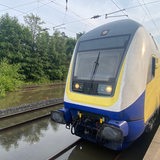 Ein Metronom steht auf einer überschwemmten Bahnstrecke