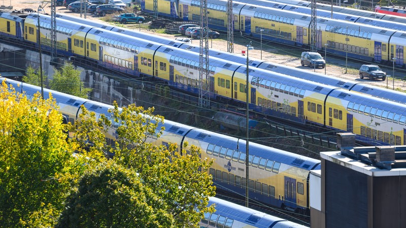 Regionalzüge des Anbieters Metronom stehen auf einer Abstellanlage Högerdamm in Hamburg.
