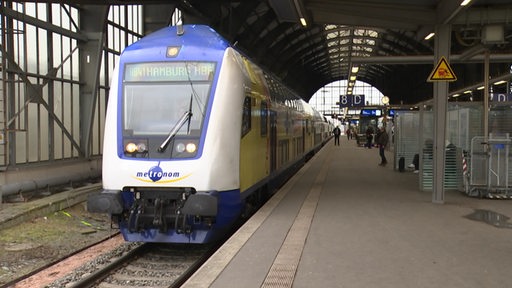 Der Metronom Zug am Bremer Hauptbahnhof. 