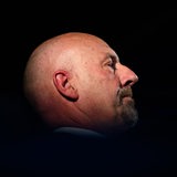 Carsten Meyer-Heders Kopf im Licht, der Rest ist dunkel.
