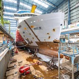 Ein Kreuzfahrtschiff liegt in der Halle der Meyer-Werft.