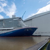 Ein Kreuzfahrtschiff im Werfthafen der Meyer Werft in Papenburg
