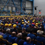 Eine Halle der Meyer Werft voll mit Menschen