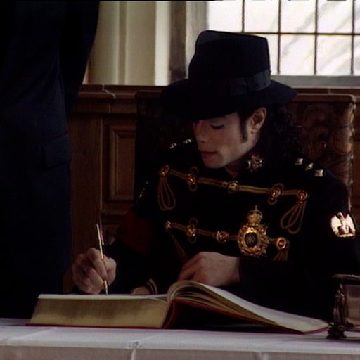 Michael Jackson trägt sich in das Goldene Buch der Stadt Bremen ein