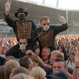 Fans feiern den Auftritt von Michael Jackson im Bremer Weser-Stadion 1997.
