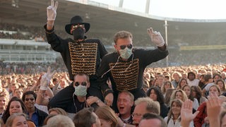 Fans feiern den Auftritt von Michael Jackson im Bremer Weser-Stadion 1997.