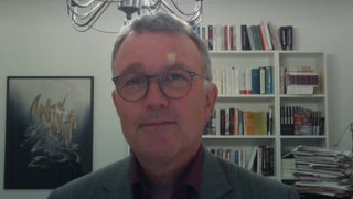 Der Politikwissenschaftler Michael Lüders während einer Schalte mit buten un binnen.