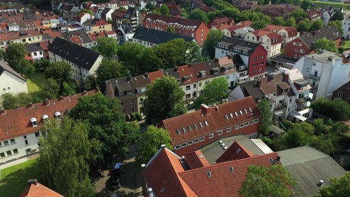 Eine Drohnenaufnahme von mehreren Häusern in Bremen. 