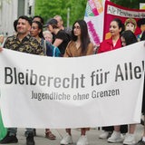 Auf einem großen Banner von Aktivisten, die gegen die Abschiebung sind, steht "Bleiberecht für Alle! Jugendliche ohne Grenzen"