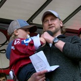 Der Fischtown Pinguin Kapitän Mike Moore mit seinem Sohn im Arm. Daneben seine Frau.