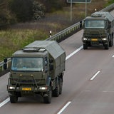 Militär-Fahrzeuge auf der Autobahn.