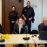 Eine mutmaßliche Millionendiebin steht in Bremen vor Gericht.