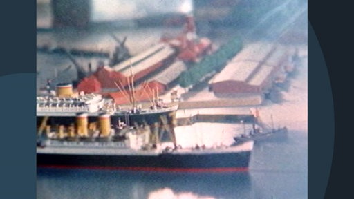 Eine Miniaturnachbildung eines Hafens mit zwei Schiffen