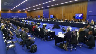 Der Saal der ESA-Ministerrratskonferenz gefüllt mit Vertretern aus den Mitgliedsstaaten.