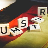 Buchstaben bilden den Schriftzug Umsturz auf einer Deutschlandfahne (Symbolbild)
