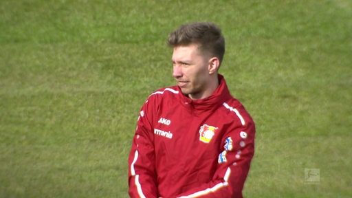 Leverkusen-Spieler Mitchell Weiser auf dem Fußballfeld.