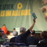 Delegierte stimmen bei einem Parteitag ab.