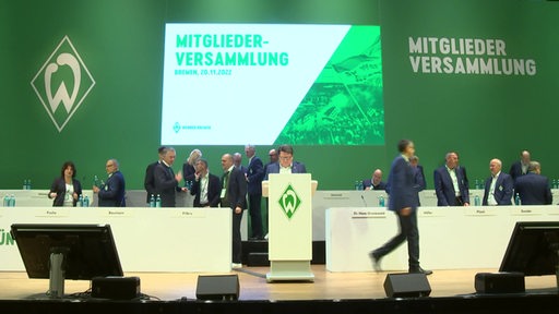 Die Bühne bei der Mitgliederversammlung von Werder Bremen.
