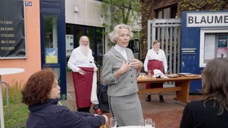 Eine Schauspielerin posiert vor dem Blaumeier-Atelier.