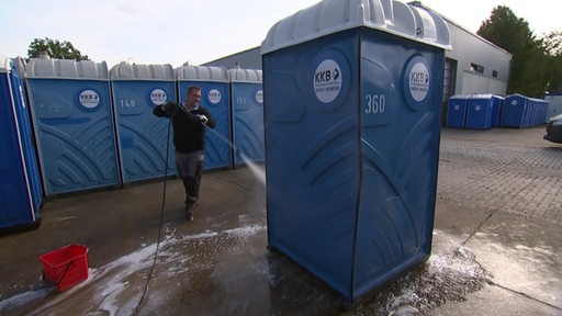 Der Servicefahrer Mike Krispin reinigt die mobile Toiletten von KKB. 