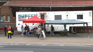 Ein Truck zum Impfen steht in Bremen-Vegesack.