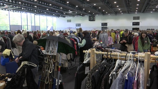 Der Modeflohmarkt "Woman" in der Messehalle in Bremen.