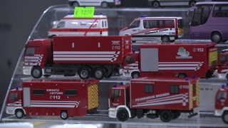 Mehrere kleine Modellbaufahrzeuge im Modellbauladen Hasselbusch. 