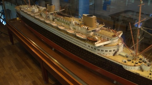 Ein Miniaturmodell des Schnelldampfers "Bremen".