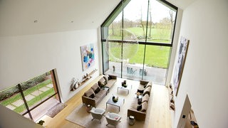 Der Blick in das Wohnzimmer einer modernen Villa.