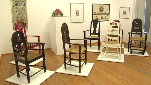Einige Möbelstücke in einer Ausstellung zu Heinrich Vogeler.