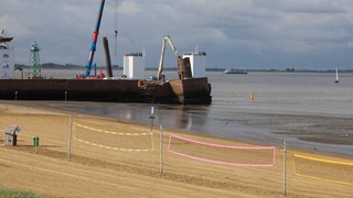 Reste des Bremerhavener Molenturms werden von einem Bagger abgetragen