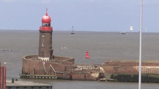 Es ist der damalige schiefe Molenturm in Bremerhaven zu sehen.