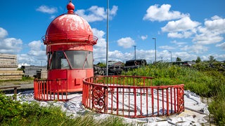 Die Kuppel vom Moleturm liegt zur Vorbereitung auf den Wiederaufbau im Hafen. 