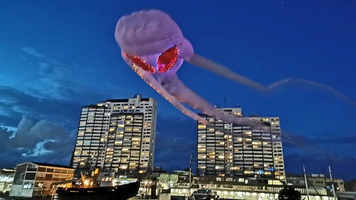 Monsterhafte Flugobjekte am Himmel über Bremerhaven