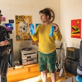 Tim Seebach und zwei Polizisten in einer Wohnung