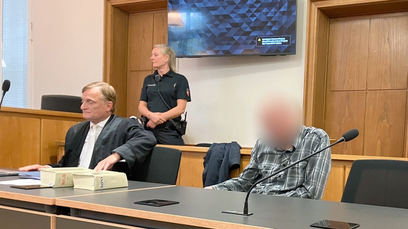 Ein angeklagter Mann sitzt im Gerichtssaal des Landgerichts Oldenburg. Der Mann ist wegen Mordes angeklagt, da er seine 50 Jahre alte Lebensgefährtin erwürgt haben soll.