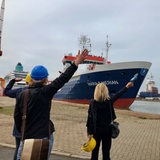 Das Forschungsschiff Maria S. Merian legt vom Pier in Bremerhaven ab.